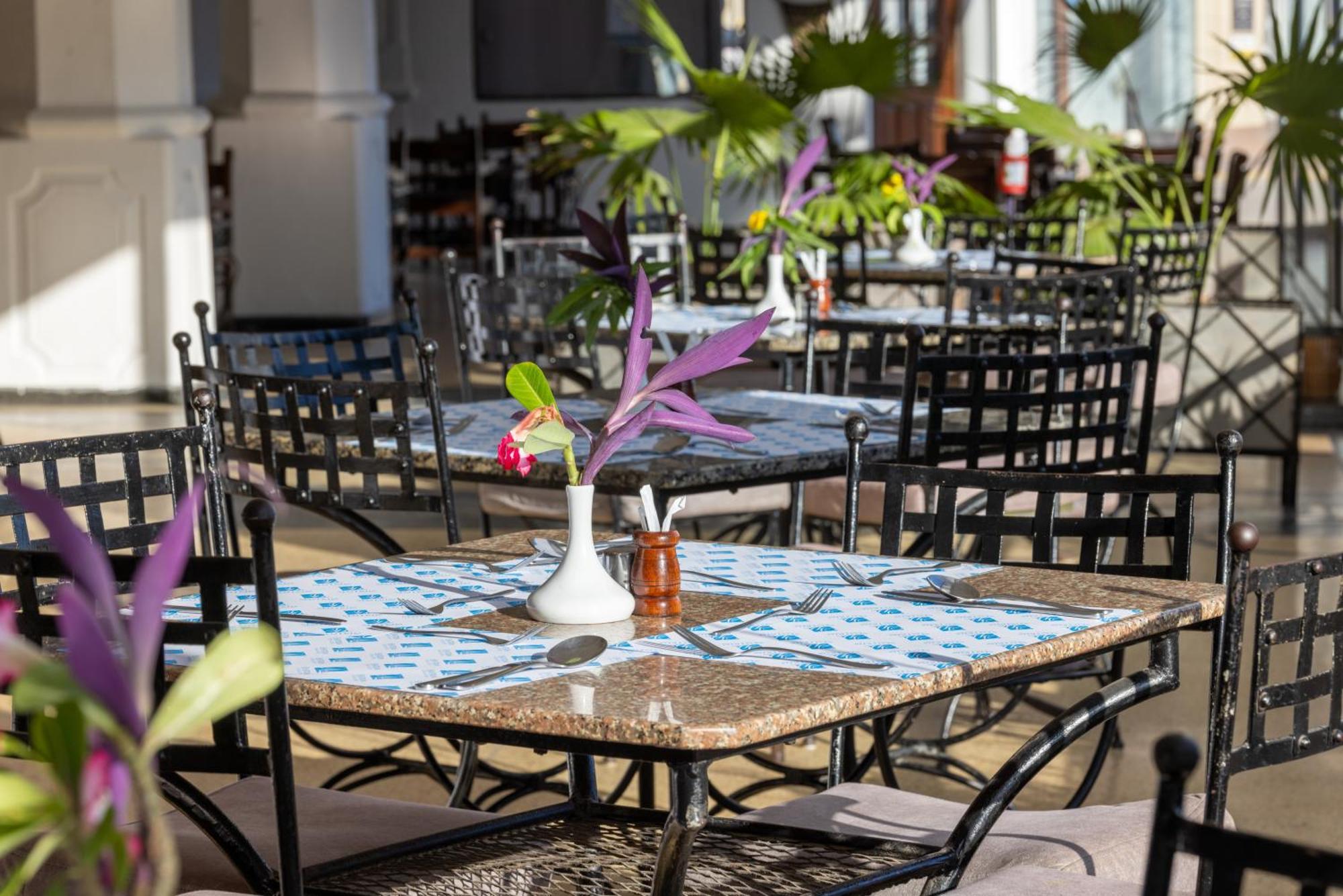 Sentrim Castle Royal Hotel Mombasa Bagian luar foto